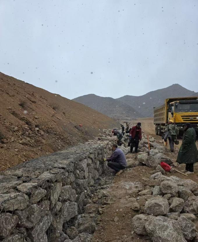 Close-up view of 60×80mm mesh hole in gabion mattress